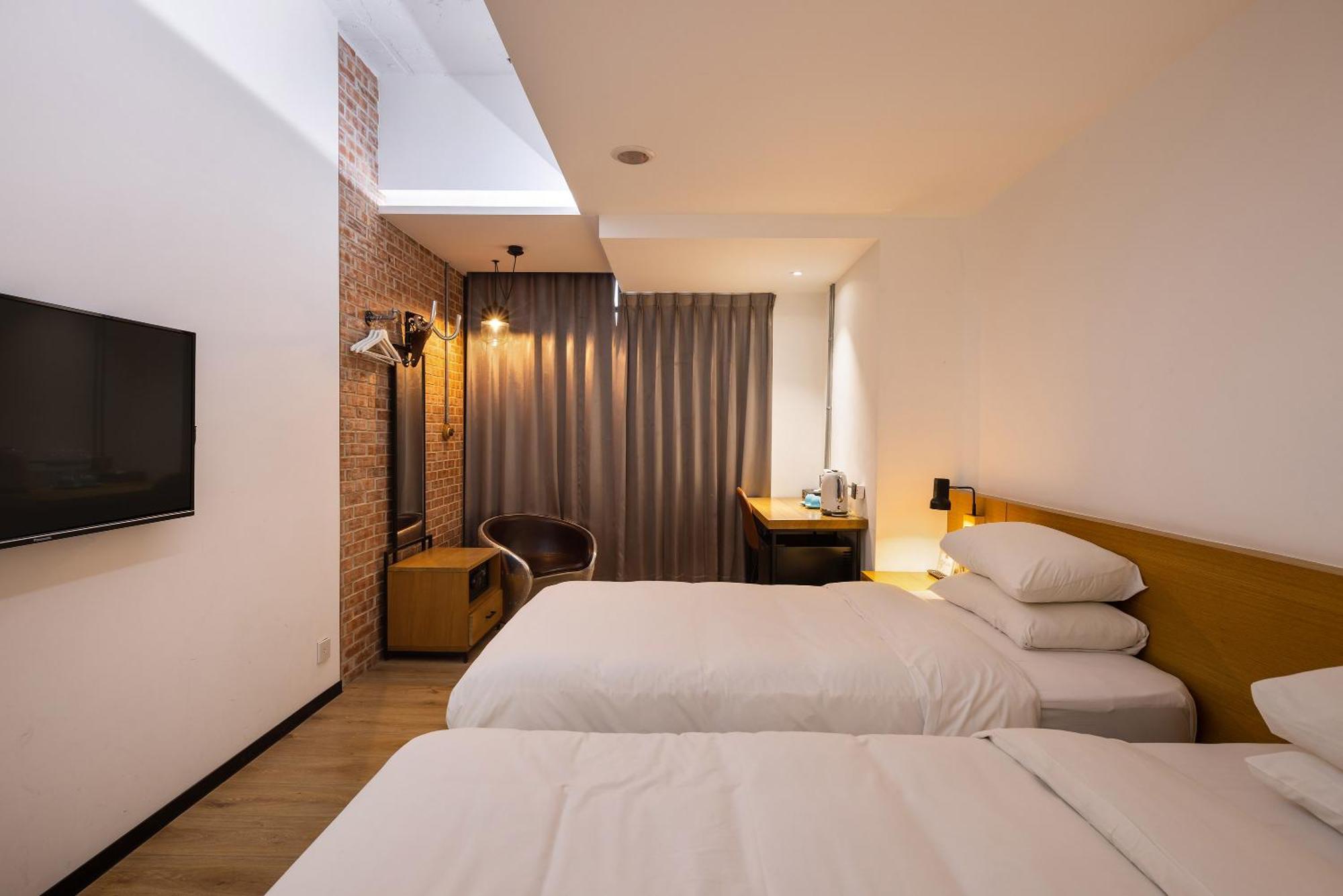 Bluesky Hotel Taichung Exteriör bild